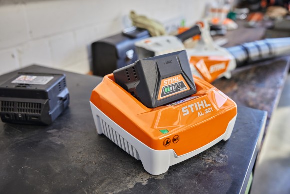 Зарядний пристрій STIHL AL 301 (EA094305500)