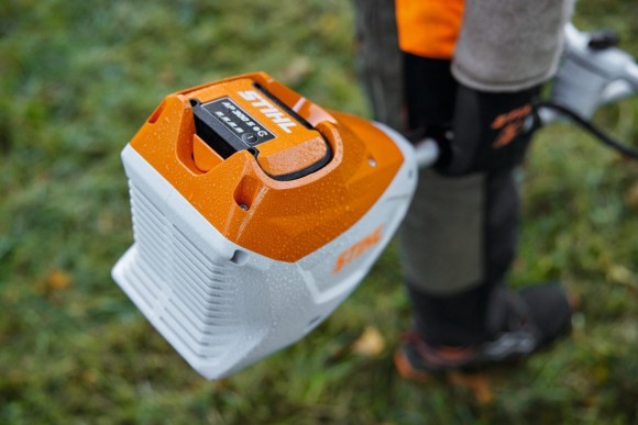 Тример акумуляторний STIHL FSA 120 Pro, 36В, каркас, ніж для трави 230мм-2 (FA082000000)