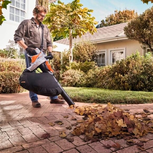 Садовый пылесос-воздуходувка аккумуляторный STIHL SHA 56, 36В, каркас (SA020117104) Садовый пылесос-воздуходувка аккумуляторный STIHL SHA 56, 36В, каркас (SA020117104)